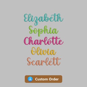 Könnte beinhalten: Gestickte Namen Elizabeth, Sophia, Charlotte, Olivia und Scarlett in verschiedenen Farben. Die Namen sind in einer Schreibschrift. Unten befindet sich ein Button mit der Aufschrift "Custom Order".