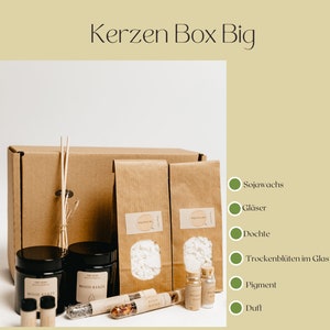 K&ouml;nnte beinhalten: Ein Kerzen-Bastelset mit dem Text "Kerzen Box Big". Das Set enth&auml;lt einen Karton, schwarze Gl&auml;ser mit der Aufschrift "Mood Kerze", Papiert&uuml;ten, Glasfl&auml;schchen und Zutaten wie Sojawachs und Trockenblumen. Die Website-Adresse ist sichtbar.