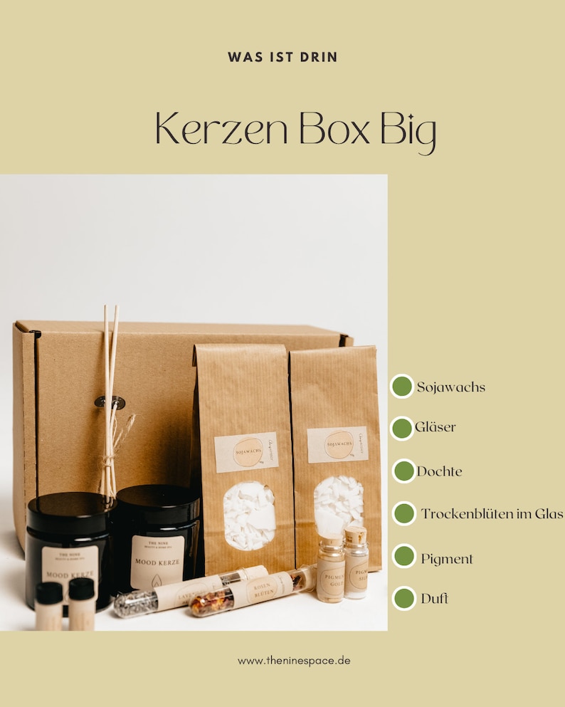 K&ouml;nnte beinhalten: Ein Kerzen-Bastelset mit dem Text "Kerzen Box Big". Das Set enth&auml;lt einen Karton, schwarze Gl&auml;ser mit der Aufschrift "Mood Kerze", Papiert&uuml;ten, Glasfl&auml;schchen und Zutaten wie Sojawachs und Trockenblumen. Die Website-Adresse ist sichtbar.