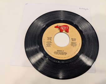 Vinyle "Makin' It / Still Makin' It" 7" de David Naughton (disque NM ; **Collector Grade**)
