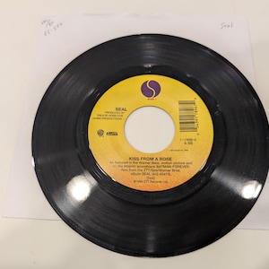 Vinyle « Kiss From A Rose / I'm Alive » 7 po. (Très recherché ; NM- face A / EX face B ; EX+ qualité lecture)