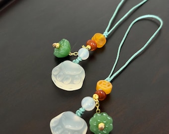 Colgante para móvil con forma de pata de gato: llavero con cuentas de piedras preciosas y borla china.