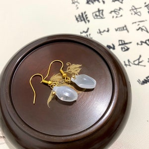 Orecchini a bocciolo bianco chiaro-orecchini a goccia pendenti-orecchini botanici-orecchini floreali-orecchini d'oro-Orecchini minimalisti-Regalo per lei