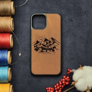 Montagna Foresta Casa Luna Giorno Sole Abete Pino Albero Anima Collina Fiume Pelle iPhone 11 12 13 Pro Max Mini Custodia Compleanno Natale Regalo di Natale