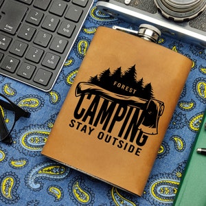Floresta Natureza Acampamento Cachoeira Pinheiro Abeto Montanha Lua Noite Viagem Aventura Logotipo Noivo Quadril Aço Monograma Couro Personalizado Frasco de 9 oz