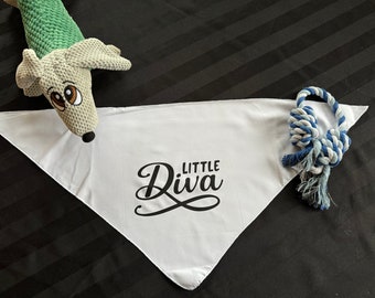 Personalisiertes, stylisches Bandana für den coolen Hund. "Auf dem Schal steht ""Little Diva""." Erhältlich für kleine bis große Hunde