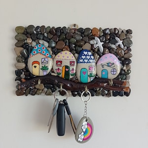 Modern Unique Wooden Key Holder Ocean-Rolled Painted Stone Wood Keychain Hook, Naturel Wall Decor Housewarming Gift