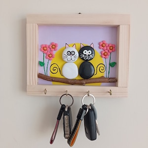 Modern Unique Wooden Key Holder, Ocean-Rolled Painted Stone Wood Key Chain Hook, Naturel Wall Decor, Housewarming Gift