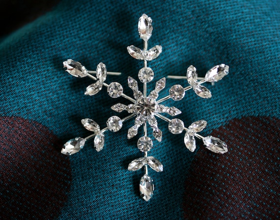 Snowflake brooch pin deals