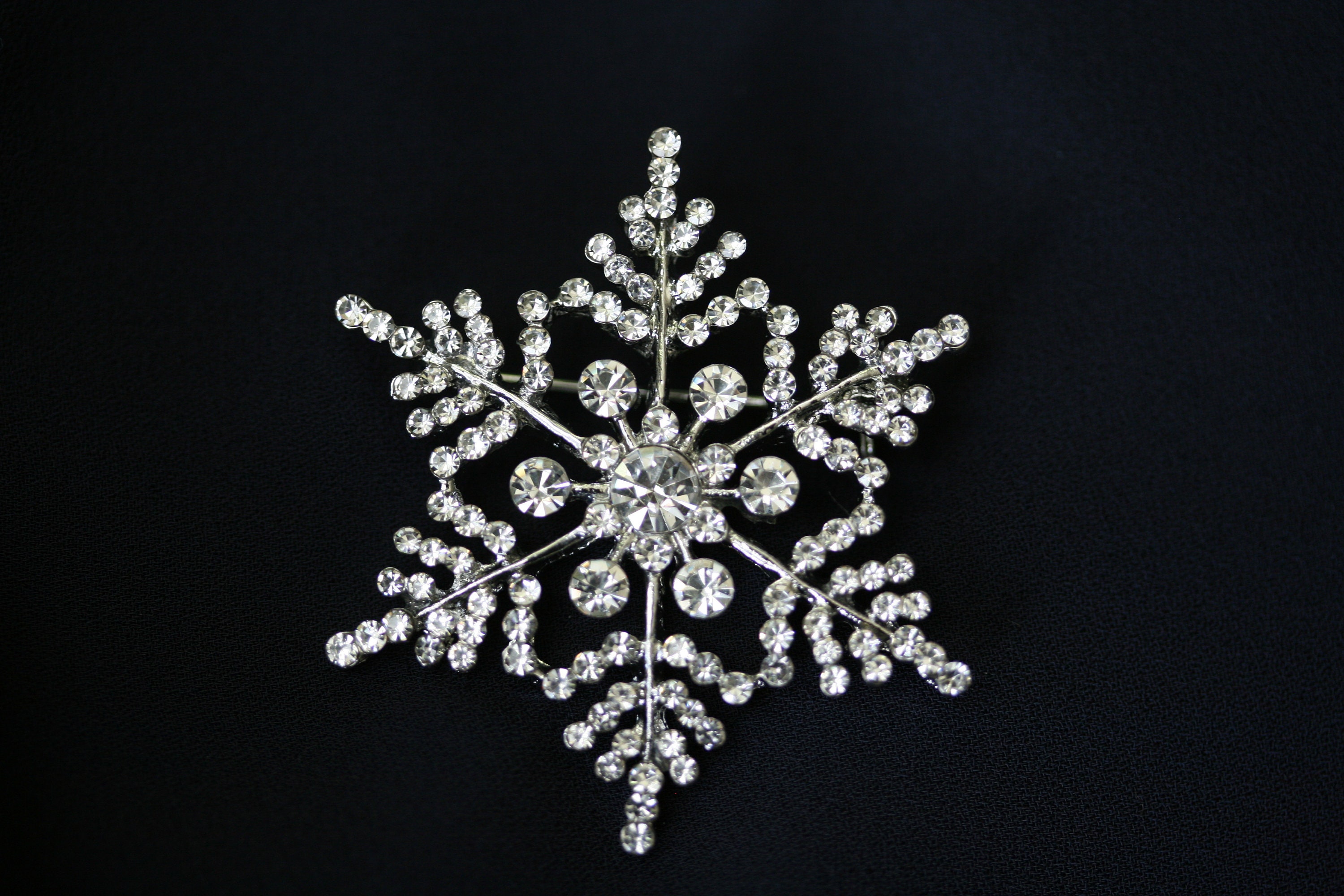 Snowflake Elk Brooch Bejeweled Kit Rhinestone Decor Chain Collar Pin Lapel  Women Corsage Clip Mens Sweater Cardigan Man 