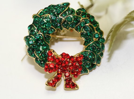 Vintage Rhinestone Christmas Wreath Brooch With R… - image 1