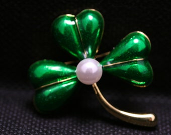 Saint-Patrick Broche de trèfle à trois feuilles épingle avec perle, épingle shamrock en émail, cadeau de bijoux irlandais