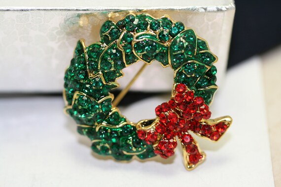 Vintage Rhinestone Christmas Wreath Brooch With R… - image 5