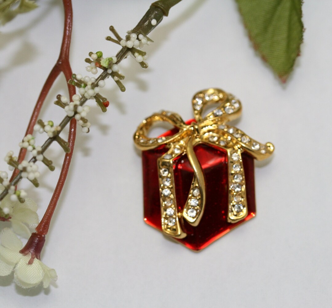 Christmas Ruby Red Gift Box Goldtone Brooch Pin With Sparkling Rhinestones Holiday Christmas