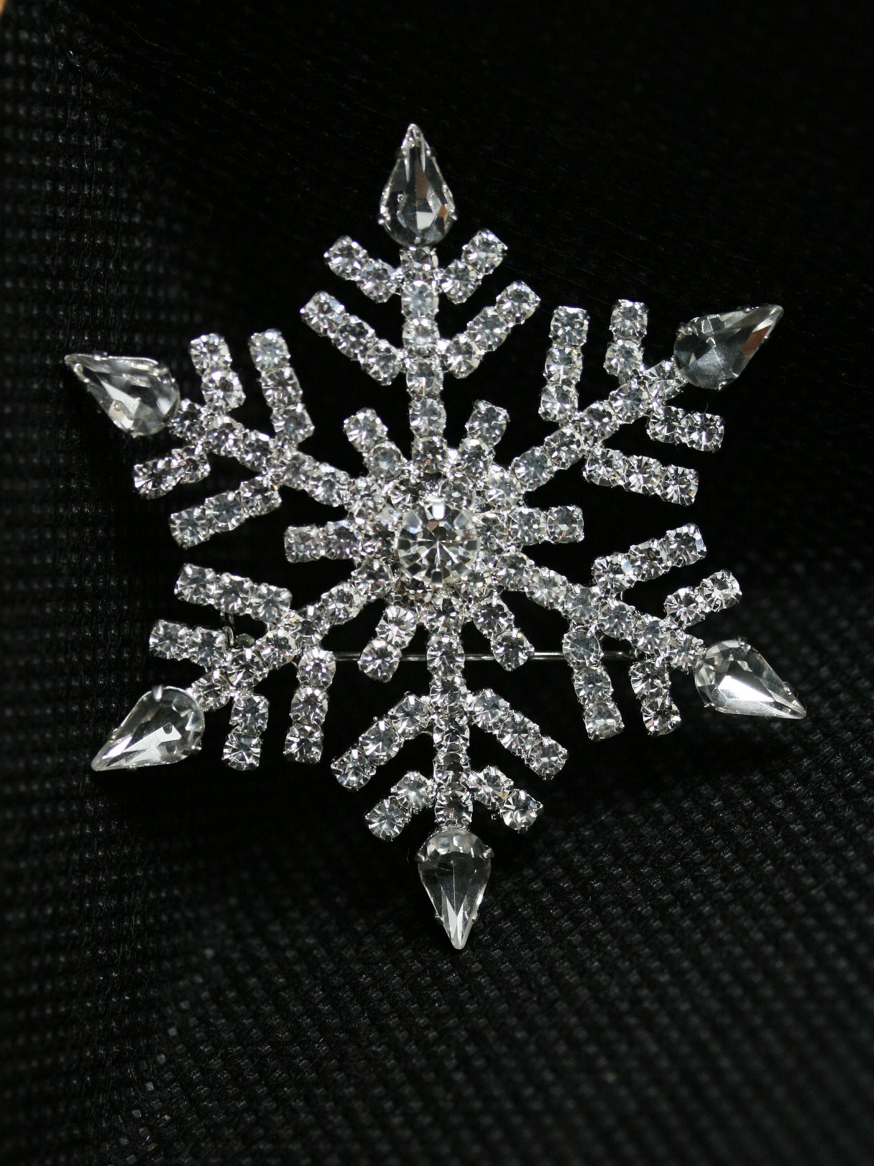Lauren-Spencer Christmas Snowflake Brooch Pin for Women Girls Rhinestone Crystal Snowflake Brooch Pins Glitter Fashion Christmas Brooches and Pins
