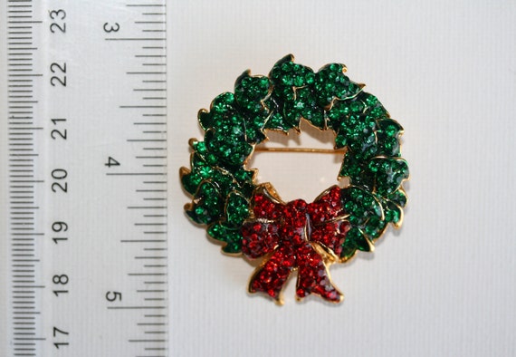 Vintage Rhinestone Christmas Wreath Brooch With R… - image 10