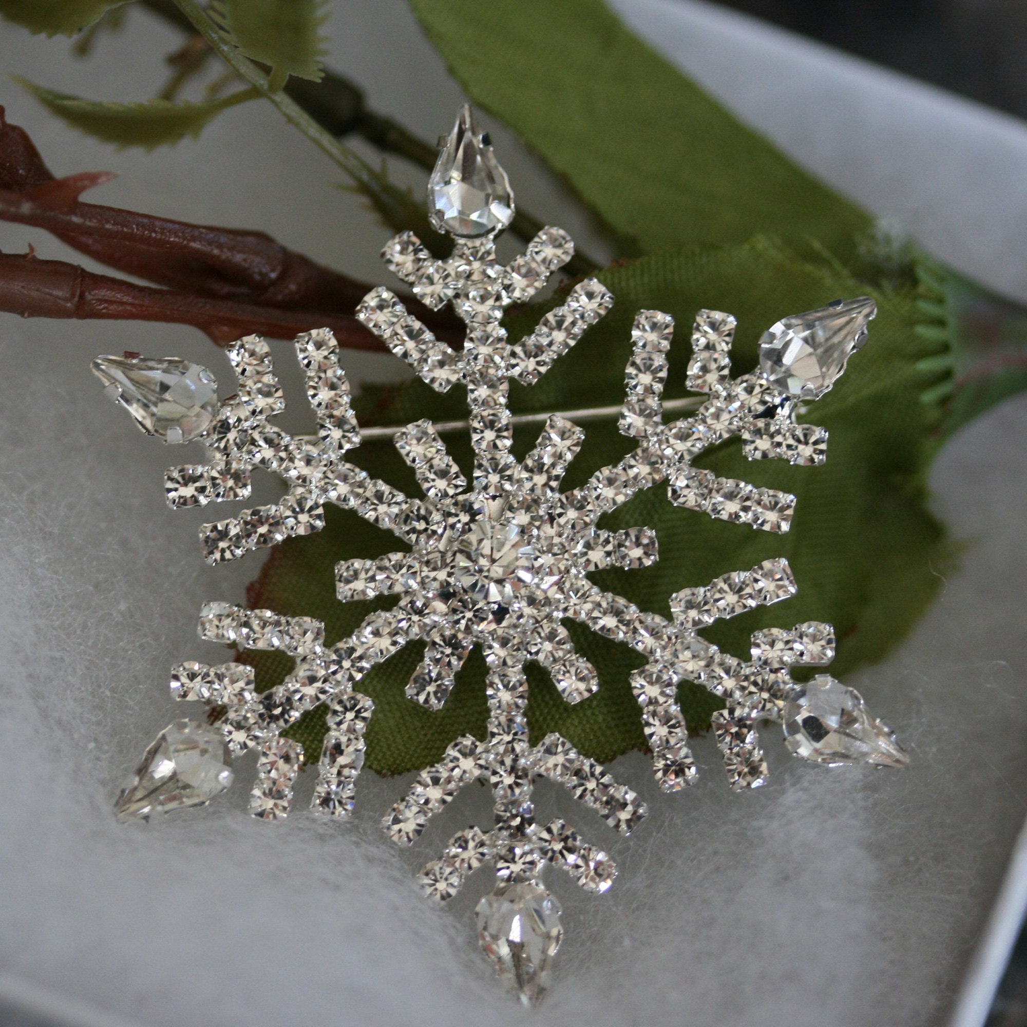 Lauren-Spencer Christmas Snowflake Brooch Pin for Women Girls Rhinestone  Crystal Snowflake Brooch Pins Glitter Fashion Christmas Brooches and Pins