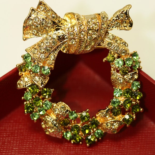 Green Gold Austrian Crystal Round Christmas Wreath Brooch Pin, Rhinestone Xmas Holiday Jewelry Women Gift