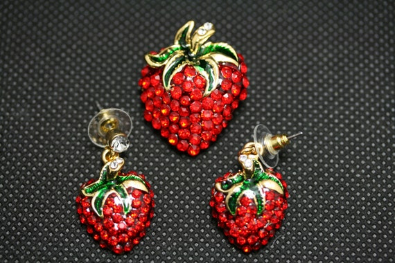 Rhinestone Strawberry Fruit Pin Brooch & Earrings Set, Red Ruby Crystal  Strawberry Jewelry Set, Strawberry Festival Gift - Etsy Israel