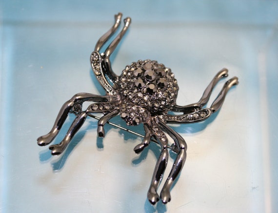 Vintage spider brooch best sale pin