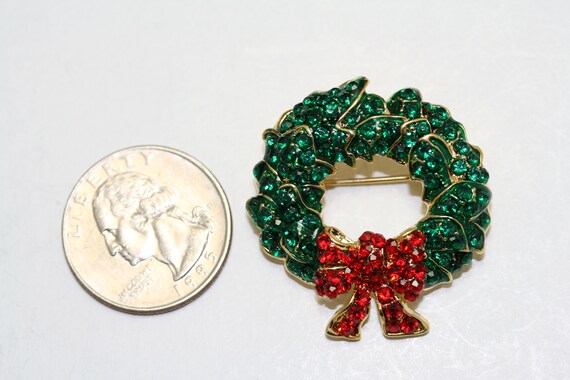 Vintage Rhinestone Christmas Wreath Brooch With R… - image 9