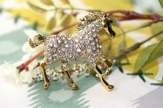 Horse brooches and pins deals