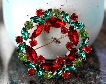 Christmas Wreath Rhinestone Brooch Pin, Crystal Xmas Holiday Jewelry Gift, Floral Wreath Brooch Pin Style Delicate Gold Plated