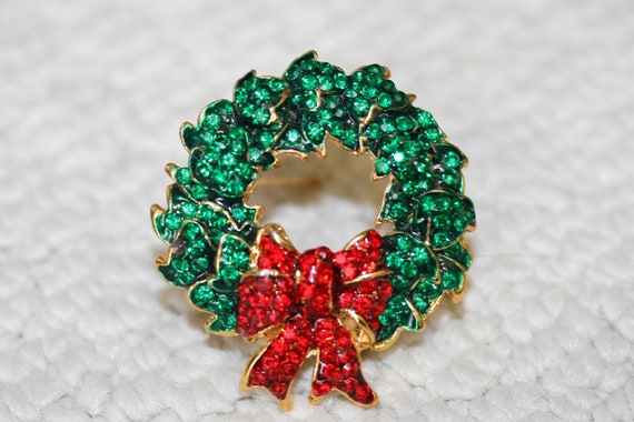 Vintage Rhinestone Christmas Wreath Brooch With R… - image 2