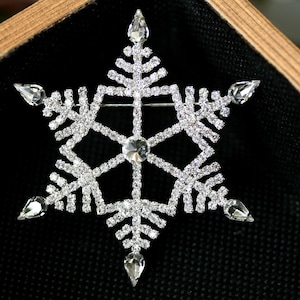 Winter Wonderland Large Christmas Snowflake Brooch clear silver Rhinestones pin, Winter Holiday Xmas Star Jewelry Gift
