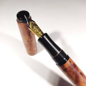 Stilografica kitless in radica di tuya, acrilico ed ebanite/Bespoke fountain pen in tuya burl, kirinite and ebonite