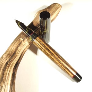 Rollerball kitless in bocote e acrilico verde/Bespoke rollerball made of bocote and kirinite
