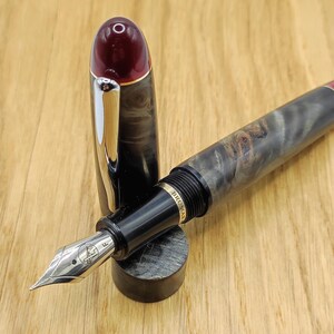 Stilografica kitless in radica di pioppo e acrilico/Bespoke fountain pen made of poplar burl wood and kirinite