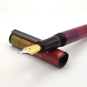 Stilografica kitless in ebanite colorata/Bespoke fountain pen made of coloured ebonite