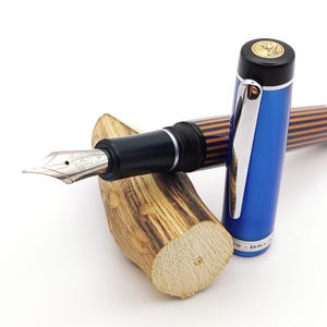 Stilografica in poliestere e acrilico/Bespoke fountain pen made of polyester and acrylic