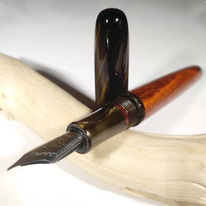 Stilografica kitless in cocobolo e acrilico/Bespoke fountain pen in cocobolo wood and kirinite