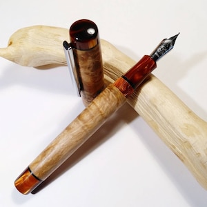 Penna stilografica kitless in acero e acrilico/Kitless fountain pen made of maple and acrilic -  Disponibile in 10 giorni lavorativi
