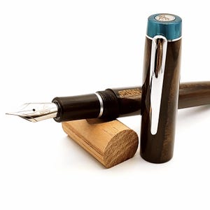 Stilografica kitless in ziricote, ebanite e acrilico/Bespoke fountain pen in ziricote, ebonite and pearl light blue kirinite