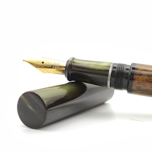 Stilografica kitless in bocote e acrilico/Bespoke fountain pen in bocote wood and kirinite