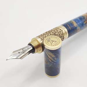 Stilografica kitless in radica di acero stabilizzata e ottone/Bespoke fountain pen in blue stabilized maple burl and brass