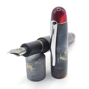 Stilografica kitless in radica di pioppo e acrilico/Bespoke fountain pen made of poplar burl wood and kirinite
