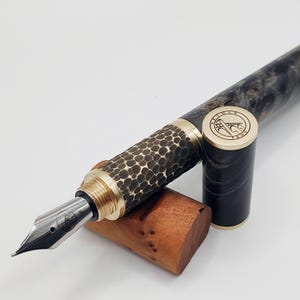 Stilografica kitless in radica di pioppo stabilizzata nera e ottone/Bespoke fountain pen in black stabilized poplar burl and brass