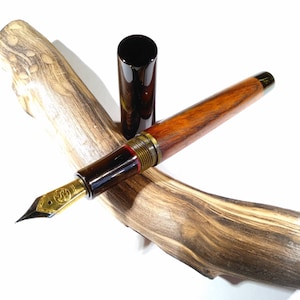 Stilografica kitless in cocobolo e acrilico/Bespoke fountain pen in cocobolo wood and kirinite