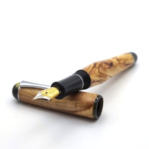 Stilografica in ulivo e acrilico/Bespoke fountain pen made of Italian olive wood and acrylic