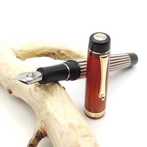 Stilografica in poliestere e acrilico/Bespoke fountain pen made of polyester and acrylic
