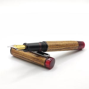 Stilografica kitless in bocote, ebanite e acrilico/Bespoke fountain pen in bocote, ebonite and pearl red kirinite