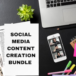 Peut inclure: Une image en noir et blanc d'un bureau avec un ordinateur portable, un smartphone, une plante succulente, un carnet, un post-it rose, un post-it jaune et un jeu de stylos de couleur. Le smartphone affiche une vidéo d'une personne en train de faire une vidéo. Les papiers sur le bureau sont intitulés "SOCIAL MEDIA CONTENT CREATION BUNDLE" et "BUCKET".