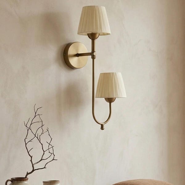 Aplique de pared inalámbrico doble de seda estilo otomano, base en oro antiguo, luz romántica a pilas, Maison AVF, arte de pared de tela de lujo