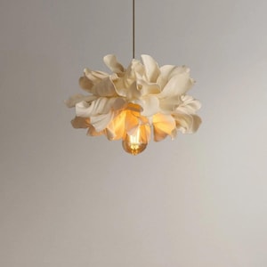 Lampada a sospensione a forma di fiore color crema, lampadario floreale 3D moderno, illuminazione romantica color crema per la cameretta dei bambini, Maison AVF Design, lampada da soffitto floreale