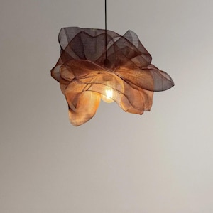 Op de afbeelding: Een witte keramische mok met een zwart handvat en de tekst "But First, Coffee" in een zwarte, vette letter. De mok staat op een wit oppervlak. De mok is 10 cm hoog.