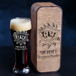 Vaso de Cerveza y Caja de Madera Personalizada -223- Grabado Ojo Místico. Encantamiento del cervecero: gafas con grabado de ojo de dragón
